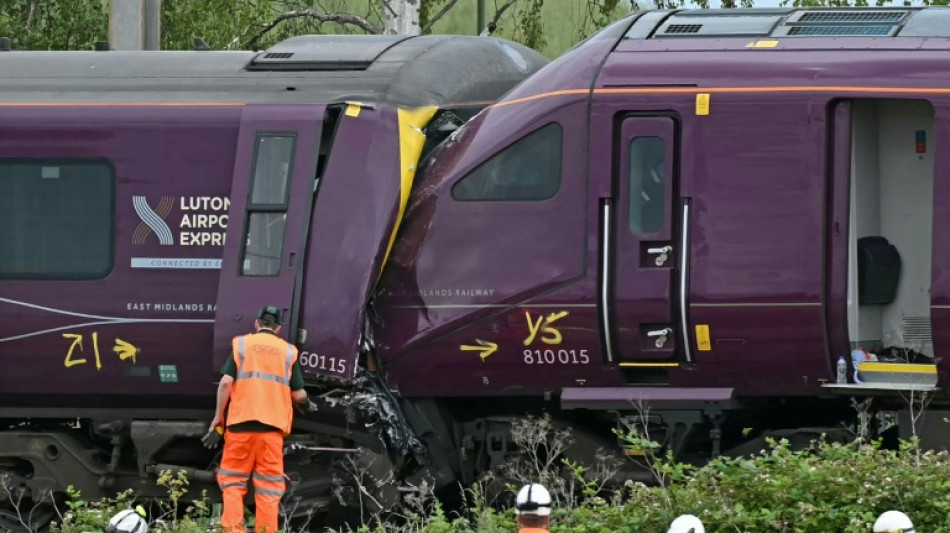 Collision ferroviaire en Angleterre: un conducteur de train d&eacute;c&eacute;d&eacute;, 28 personnes toujours hospitalis&eacute;es