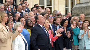 Photos de famille et Hollande sous la pluie: la gauche f&ecirc;te sa rentr&eacute;e &agrave; l'Assembl&eacute;e
