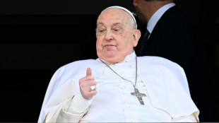 Ersch&ouml;pft wirkender Papst Franziskus verl&auml;sst nach f&uuml;nf Wochen das Krankenhaus