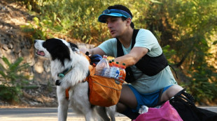 Un abogado y su perro impulsan el "plogging" a favor del reciclaje en Chile