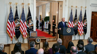La Casa Blanca dice que el plan de Trump de congelar subvenciones públicas sigue en vigor