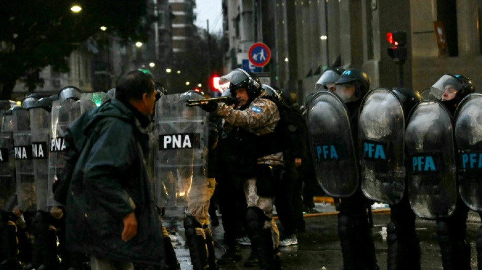 Manifestantes entram em confronto com pol&iacute;cia na Argentina por projeto de lei em favor da propriedade privada