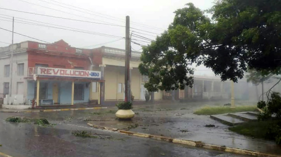 Cuba sans &eacute;lectricit&eacute; frapp&eacute; par l'ouragan Rafel, de cat&eacute;gorie 3 