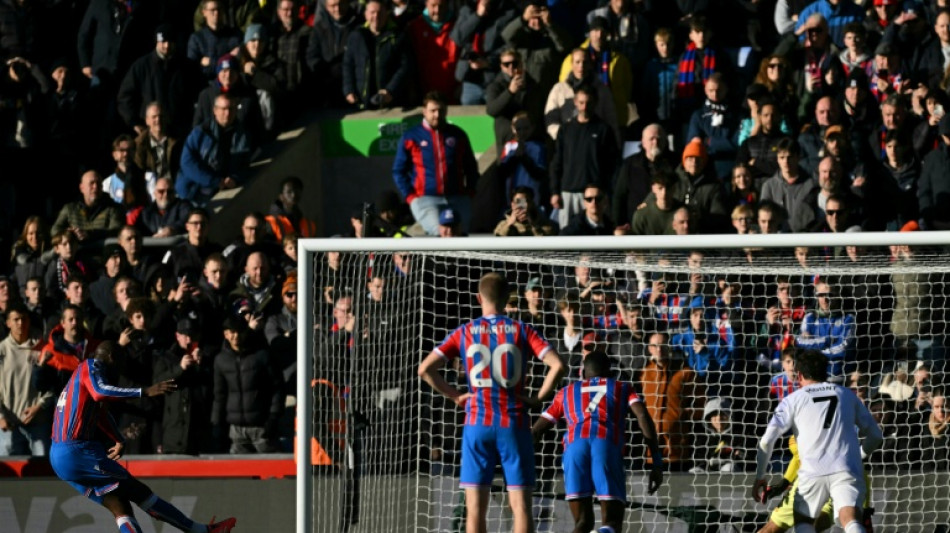 Manchester United vence Crystal Palace de virada (2-1) e sobe para 6&ordm; no Ingl&ecirc;s