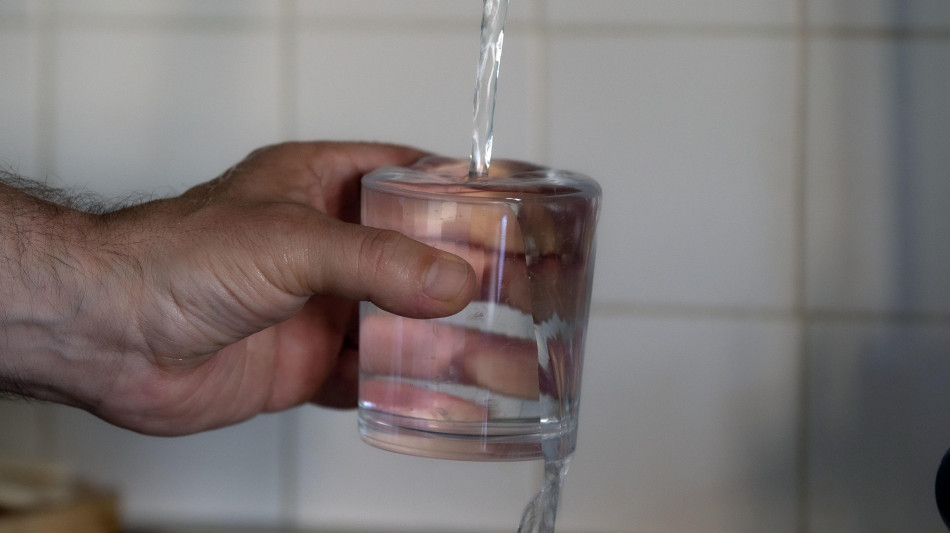 Le famiglie spendono 384 euro per l'acqua, +40% in 10 anni