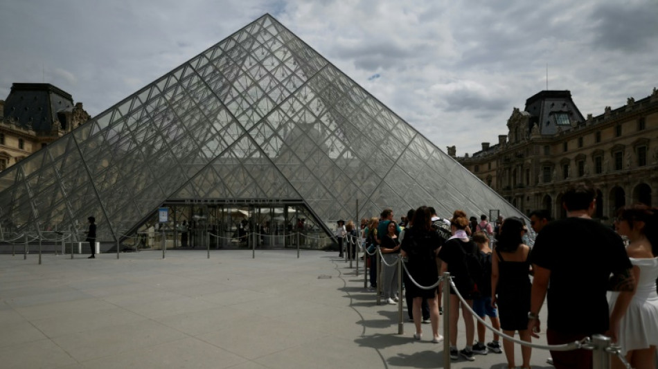 Raubüberfall im Louvre in Paris: Täter erbeuten Schmuck von "unschätzbarem Wert"
