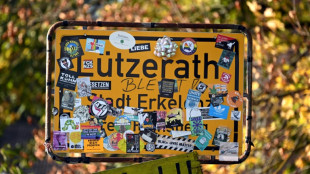 Einsatzkr&auml;fte r&auml;umen Barrikaden wegen Bauarbeiten in L&uuml;tzerath 