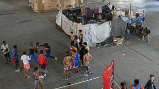 Familias sin hogar sobreviven en un gimnasio en medio de la crisis en Cuba