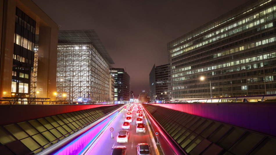 Commissione Ue, 'fondi per Kiev dagli asset o dal debito'