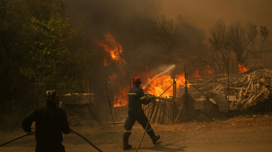 Waldbr&auml;nde erreichen Vororte Athens und treiben Tausende in die Flucht