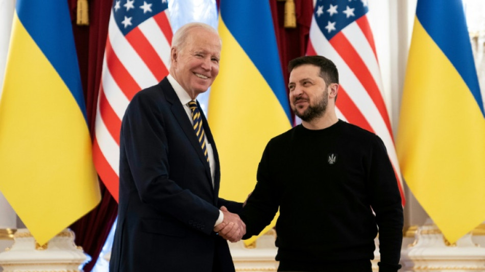 &Uuml;berraschungsbesuch in Kiew: Biden sagt Selenskyj weitere Waffenlieferungen zu