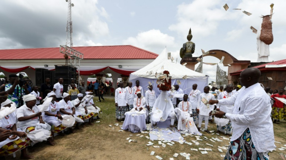 Au Nigeria, la traditionnelle "douche de billets" dans le collimateur des autorit&eacute;s