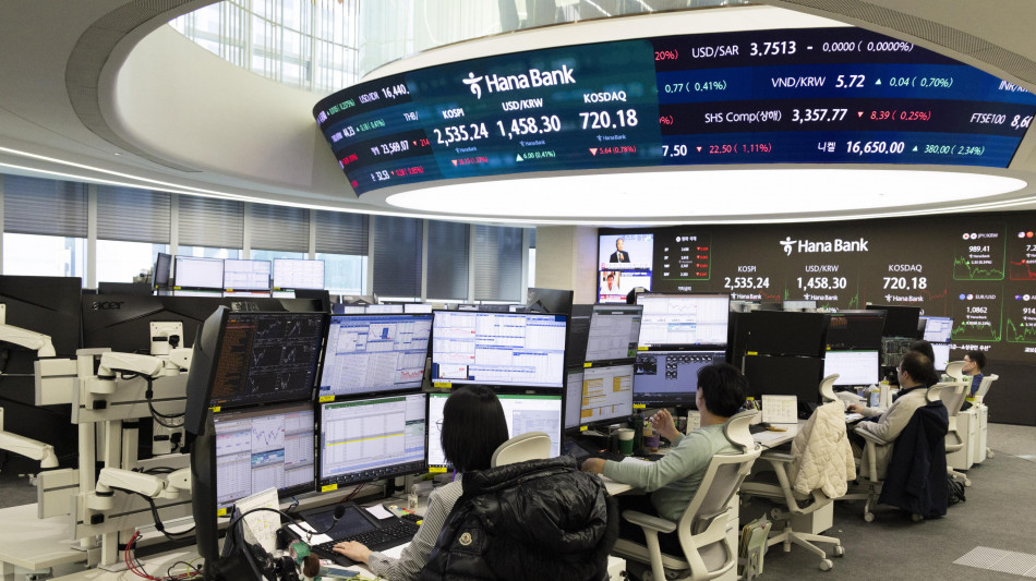 Borsa: l'Asia chiude in calo tra dazi e banche centrali