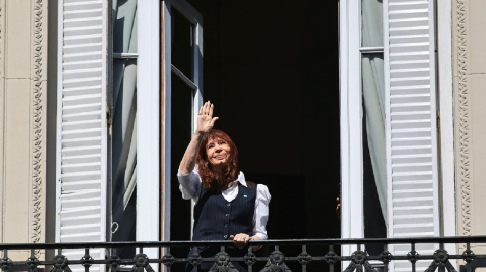 La justicia argentina intima a la expresidenta Kirchner por actos de sus partidarios frente a su casa