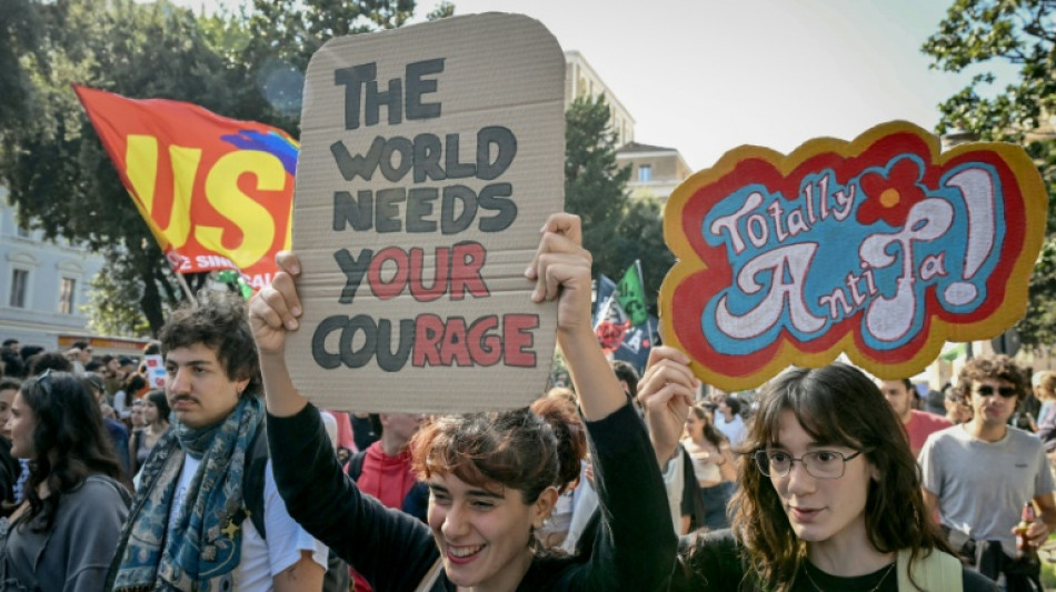 Miles de estudiantes y trabajadores protestan en Italia bajo un fuerte despliegue de seguridad