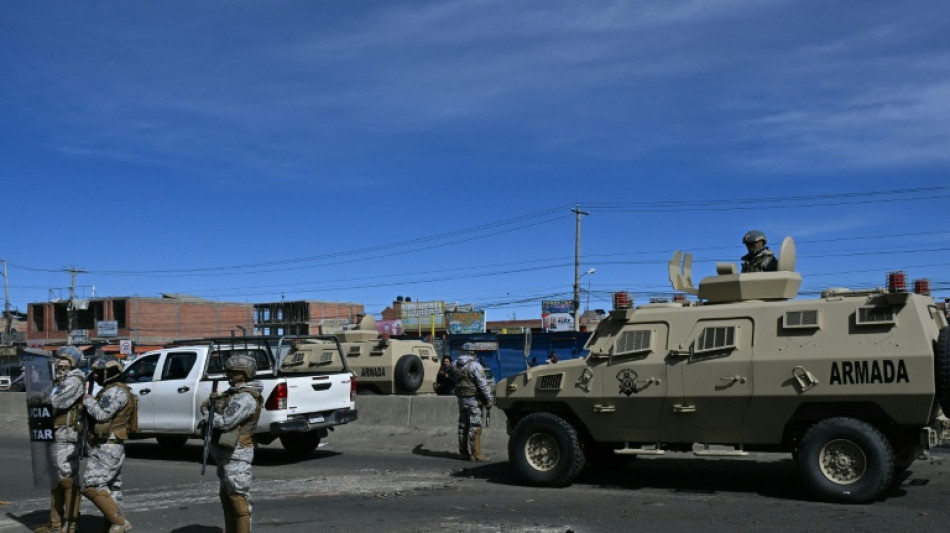 Bolivia declara el estado de excepci&oacute;n y comienza a levantar barricadas