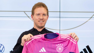 DFB-Team: Vorrunde in wei&szlig;, pink, wei&szlig; 