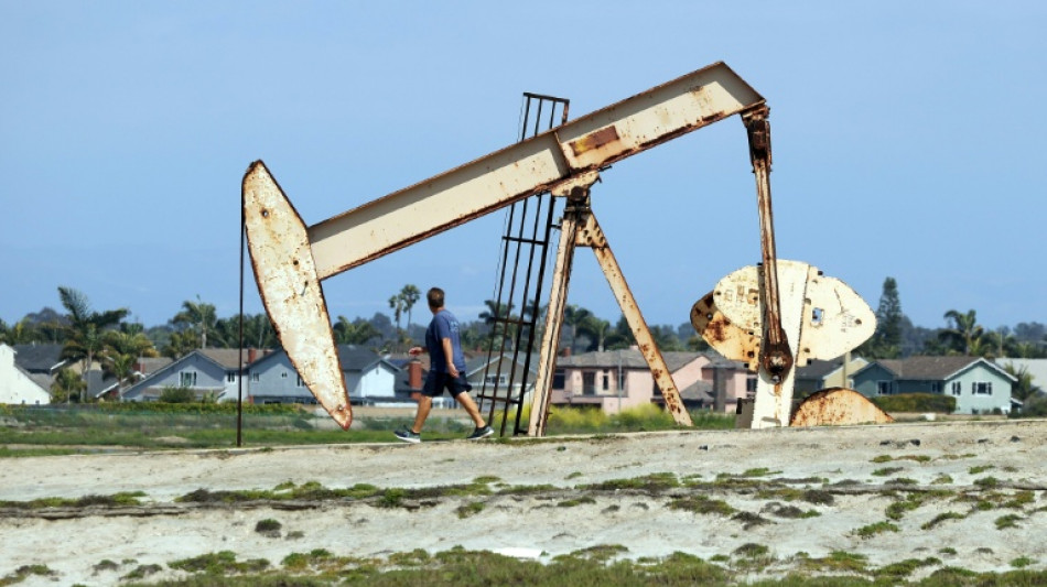 Oil extends gains after fresh US strikes