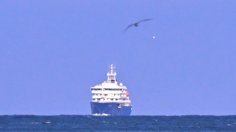 La quarantaine lev&eacute;e pour presque tous les passagers du navire touch&eacute; par l'hantavirus