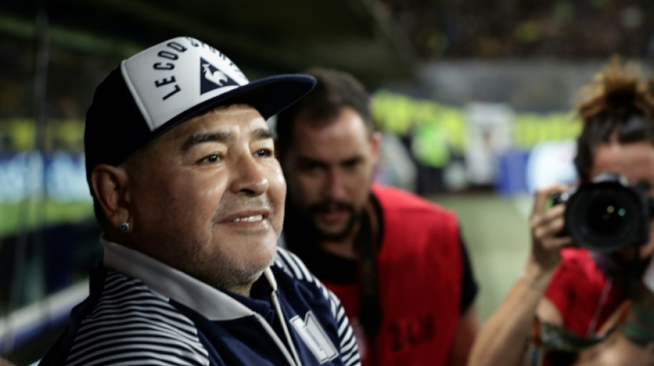 Maradona colocou equipe m&eacute;dica 'em xeque' ap&oacute;s cirurgia, diz ex-diretor de cl&iacute;nica