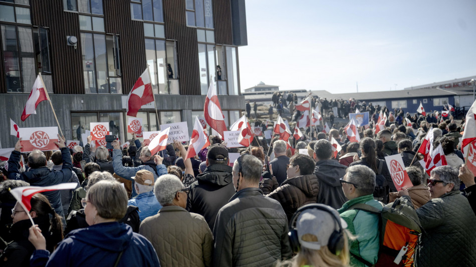 Groenlandesi protestano davanti consolato Usa a Nuuk, 'no &egrave; no!'