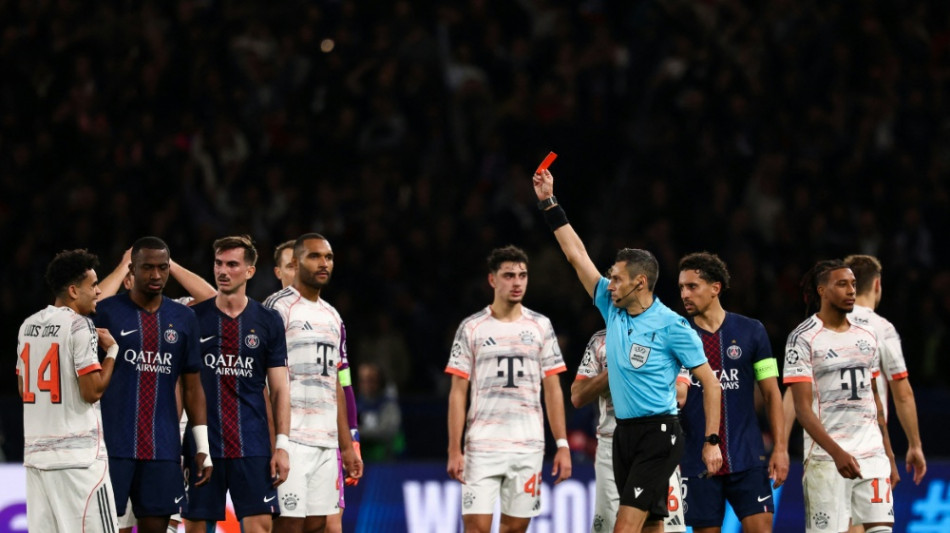 D&iacute;az trifft doppelt und fliegt: Zehn Bayern schlagen PSG