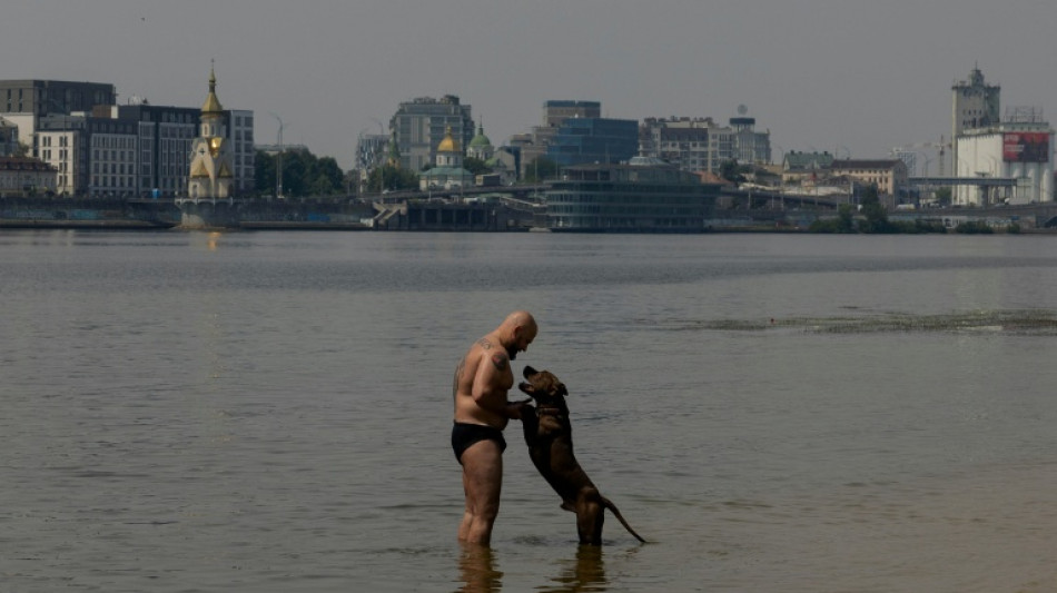 Sur les plages de Kiev en pleine vague de chaleur, oublier la guerre