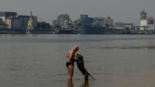 Sur les plages de Kiev en pleine vague de chaleur, oublier la guerre