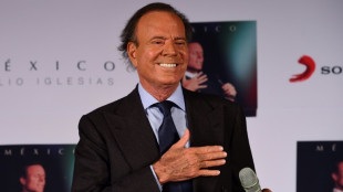 Julio Iglesias vis&eacute; par une plainte pour d&eacute;lits "sexuels" et "traite d'&ecirc;tres humains"