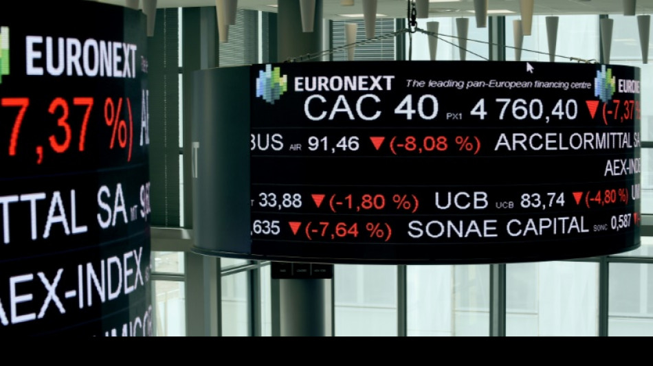 La Bourse de Paris en l&eacute;g&egrave;re baisse, inqui&egrave;te du repli de l'activit&eacute;