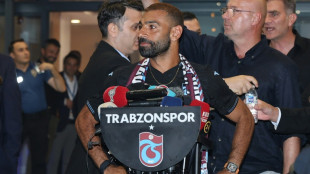 Mohamed Salah assina por duas temporadas com o Trabzonspor, da Turquia