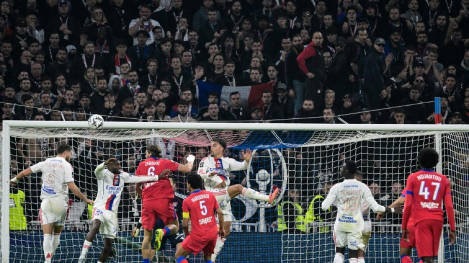 PSG vence Lyon nos acr&eacute;scimos (3-2) e recupera lideran&ccedil;a da Ligue 1