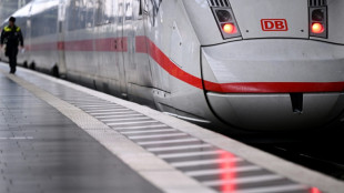 Mann l&auml;sst sich im Bahnhof Hamm von Zug &uuml;berrollen und bleibt unversehrt