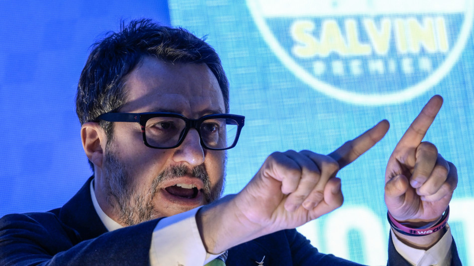 Salvini, spero decreto sicurezza mercoled&igrave;, con tutela per agenti