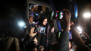 Emus aux larmes, de premiers Palestiniens de Gaza rentrent d'Egypte
