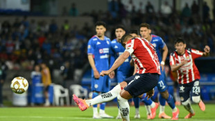 "Chicharito" Hern&aacute;ndez termina entre cr&iacute;ticas su segunda etapa con las Chivas de M&eacute;xico