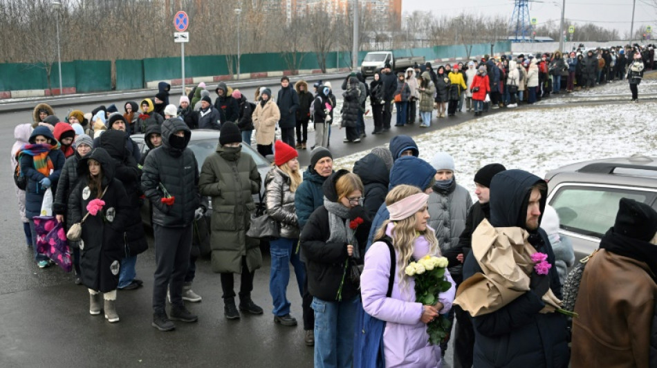 Russie: malgr&eacute; le risque, plus d'un millier de personnes sur la tombe de Navalny, un an apr&egrave;s sa mort