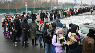 Russie: malgr&eacute; le risque, plus d'un millier de personnes sur la tombe de Navalny, un an apr&egrave;s sa mort