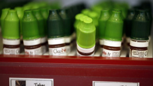 Vapotage: les vendeurs en ligne craignent "la cessation d'activit&eacute;"