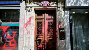 El local de una aerolínea israelí en París amanece con pintadas rojas