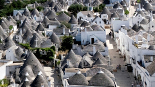Accabl&eacute;s de chaleur, des Italiens trouvent refuge dans les anciens "trulli" en pierre