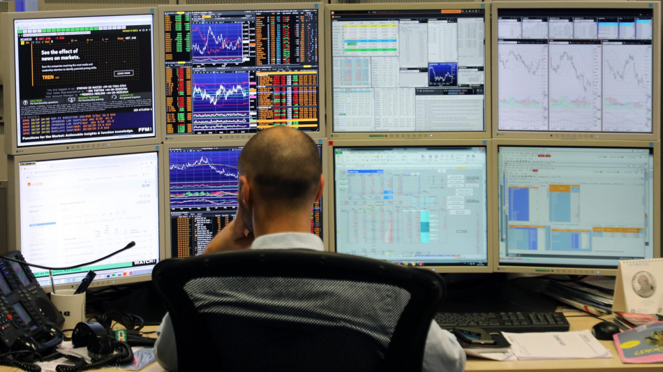 Borsa: le banche frenano Milano a -0,03%, Stellantis +7,5%
