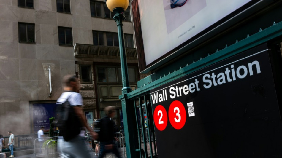 Wall Street en l&eacute;g&egrave;re baisse, les taux obligataires plongent 