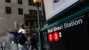 Wall Street en l&eacute;g&egrave;re baisse, les taux obligataires plongent 