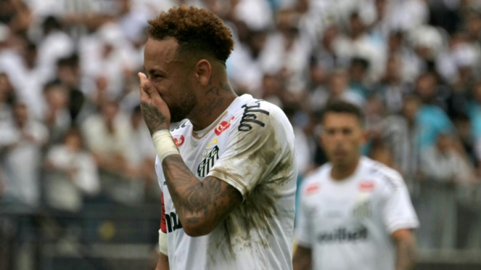 Neymar &eacute; substitu&iacute;do por engano em derrota do Santos na v&eacute;spera da convoca&ccedil;&atilde;o para Copa