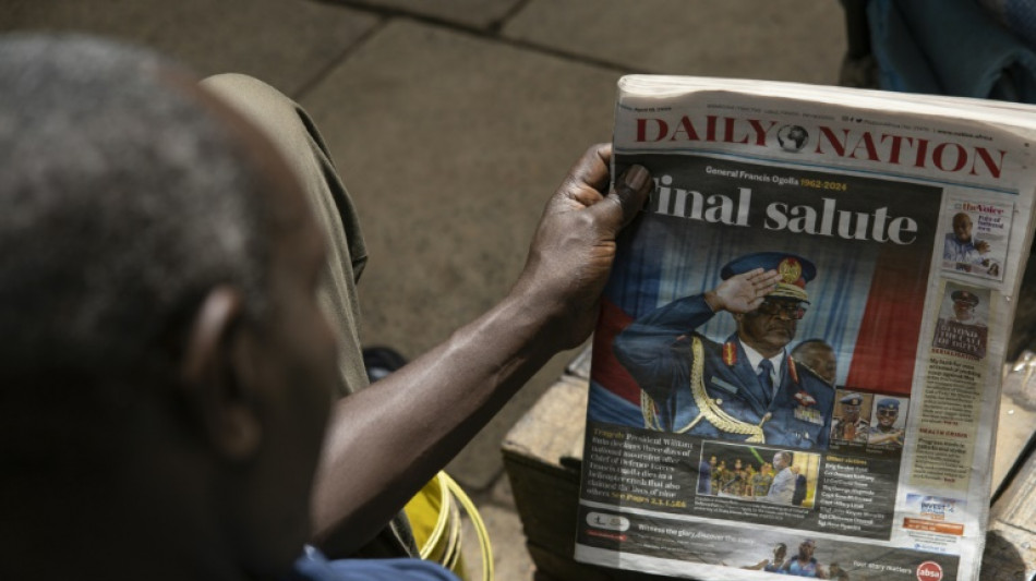 Kenya: hommage militaire au chef des arm&eacute;es, mort dans un crash d'h&eacute;licopt&egrave;re