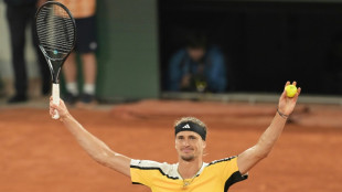 Zverev sobrevive a Griekspoor e avan&ccedil;a &agrave;s oitavas de Roland Garros