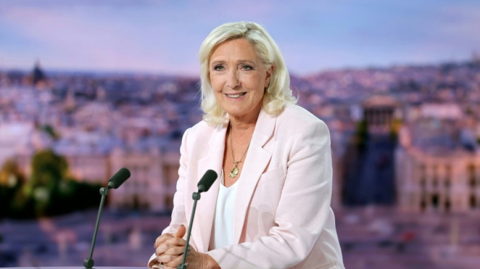Le Pen, condamn&eacute;e mais candidate, lance sa campagne sous le feu des critiques