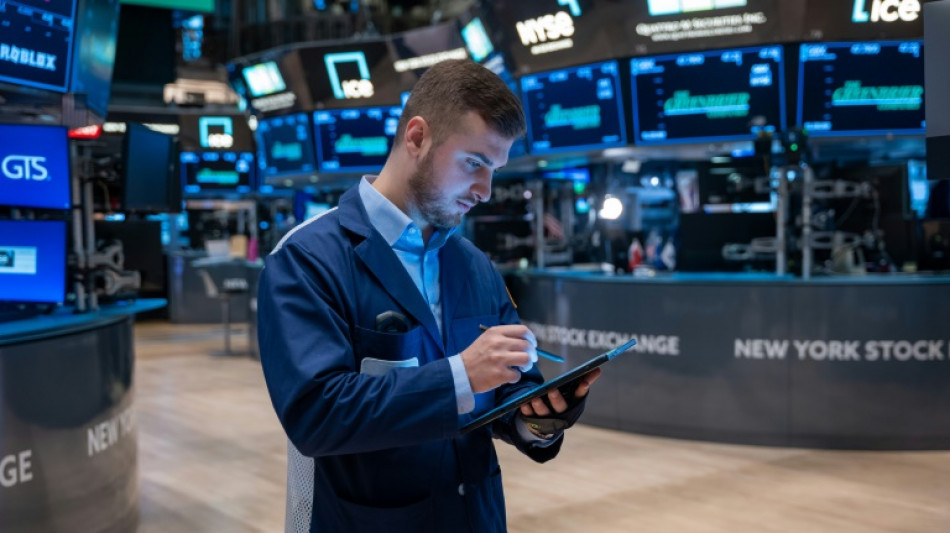 Wall Street finit en baisse, r&eacute;sultats contrast&eacute;s et attentisme