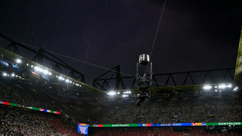 EM-Achtelfinale in Dortmund: Mann auf Stadiondach l&ouml;st Polizeieinsatz aus